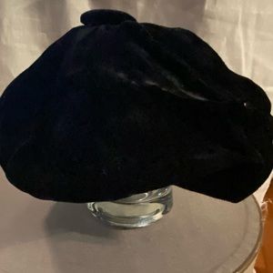 Black velvet beret type